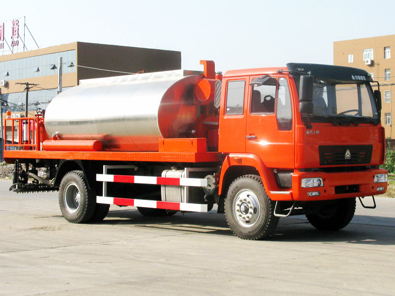 Sinotruck 4*2 Asphalt Bitumen Sprayer Truck