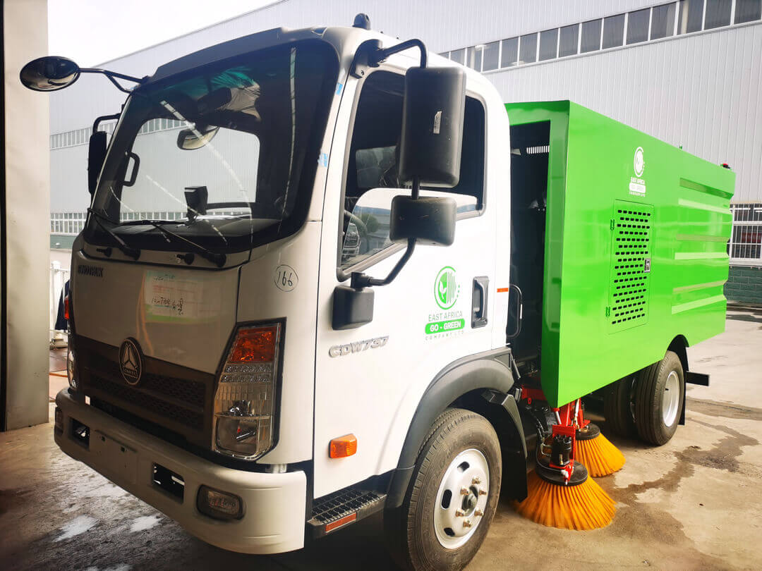 HOWO Small 5 Ton Vacuum Road Sweeper Truck With 4cbm Garbage Dustbin 1cbm Water Tank