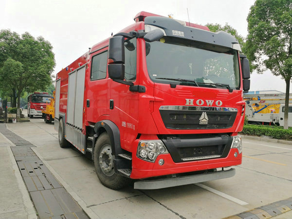 HOWO Foam Fire Truck 4 X 4 Off Road All Wheel Drive with 6500Liters - 8000L Water Foam Tank